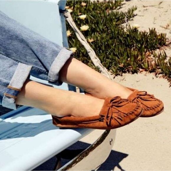 Minnetonka 402 Kilty Hardsole Moccasins - Picture 9 of 11